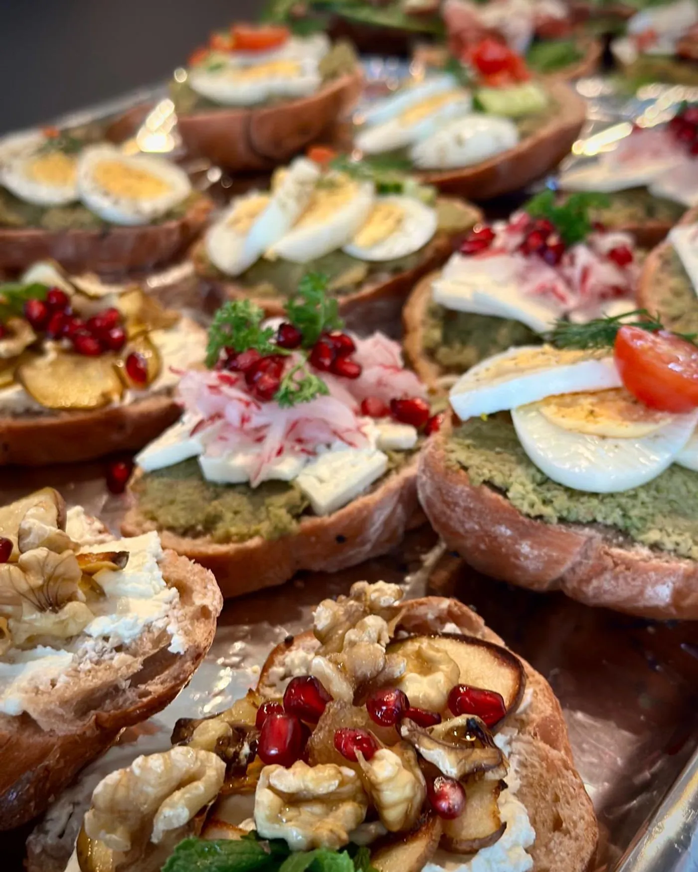 Frisch belegte Brötchen mit Ei und Granatapfel